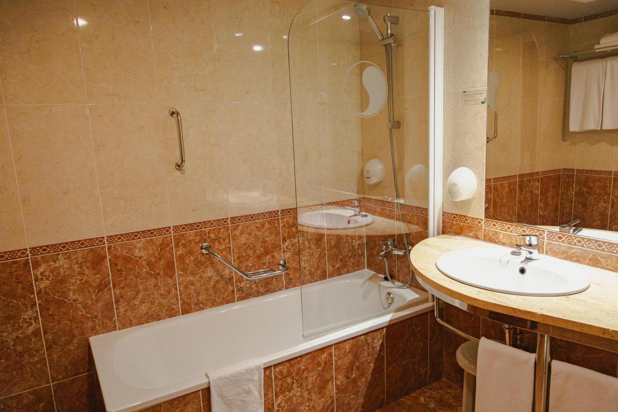 Camera Matrimoniale/Doppia con Letti Singoli con Vista Piscina (3 Adulti)